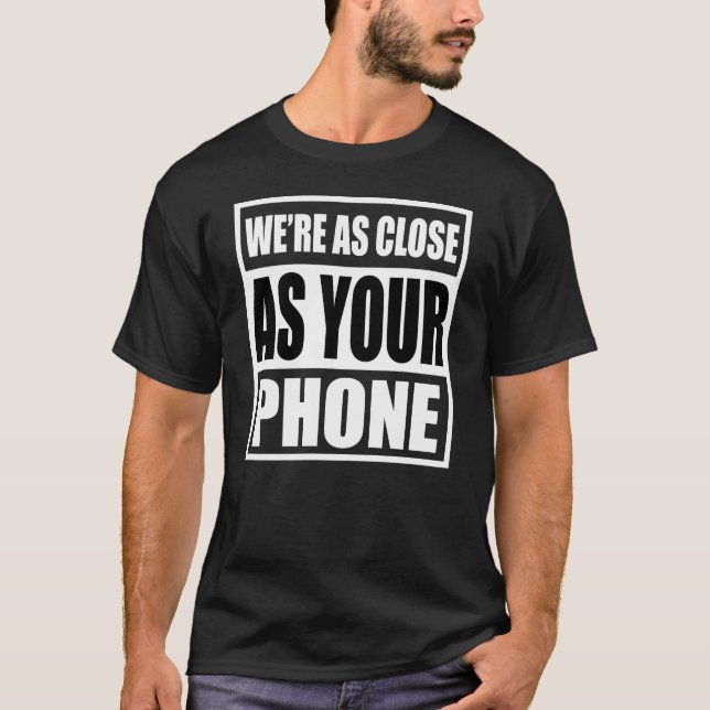 T-shirt Nous sommes aussi proches que votre téléphone Dark (Devant)