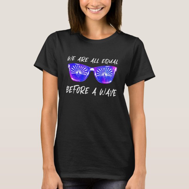 T-shirt Nous Sommes Tous égaux Devant Un Citation De Surf  (Devant)