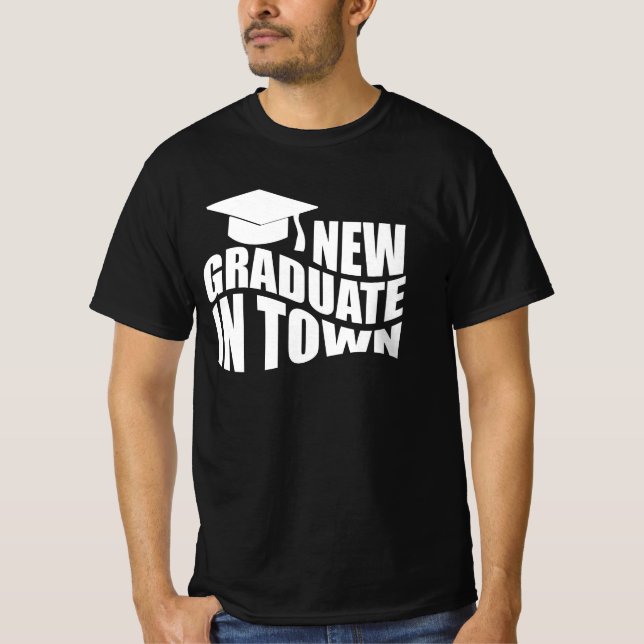 T-SHIRT NOUVEAU DIPLÔMÉ EN VILLE. (Devant)