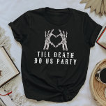T-shirt NOVA Épouse crânienne ou mort jusqu'à la mort Bach<br><div class="desc">Ce t-shirt "Jusqu'à la mort faisons-nous la fête" est doté d'un squelette en forme de coeur et d'une police pointue. Associez cette chemise à la chemise "mariée ou morte" pour la mariée,  pour un look de bachelorette cohésif.</div>