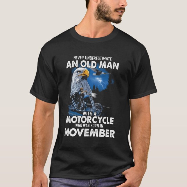 T-shirt Novembre Ne Sous-Estime Jamais Un Vieux Homme Avec (Devant)