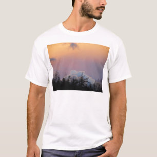 T-shirt Nuages bleus en poudre dans un ciel violet