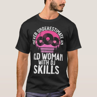 T-shirt N'Underestimez Jamais Une Femme Âgée Avec Des Comp