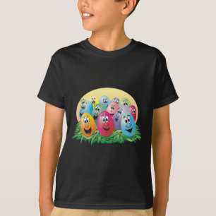 T-shirt Oeufs de pâques avec des visages dans l'herbe