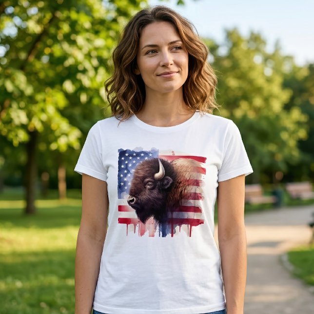 T-shirt Œuvre d'art majestueuse représentant des bisons am (Majestic American Bison & Patriotic Flag Artwork. Women Basic White T-Shirt)