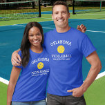 T-shirt Oklahoma Pickleball Ajouter un club Nom du partena<br><div class="desc">Montrez votre amour pour le pickleball Oklahoma (changer facilement le nom de l'état et la couleur de la chemise) avec cette super chemise de pickleball pour les clubs, les équipes, les partenaires ou l'usure quotidienne du terrain. Ajoutez simplement vos 3 lignes de texte personnalisé pour créer une chemise de pickleball...</div>