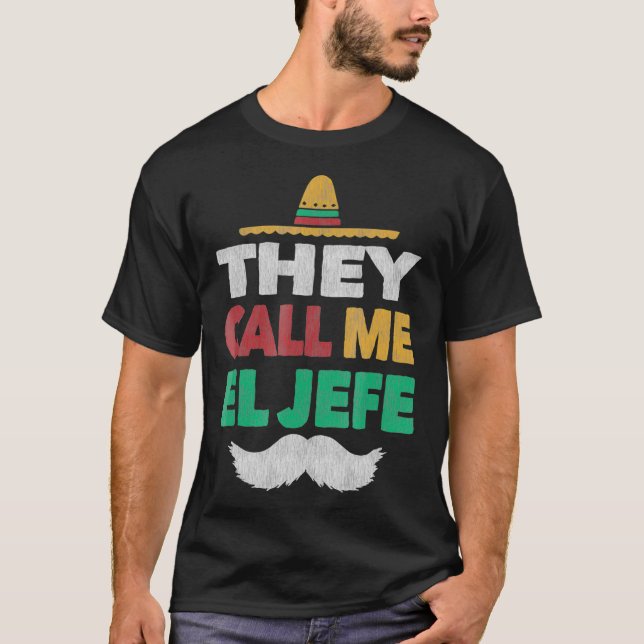 T-shirt On M'Appelle El Jefe Fiesta Brandissant Le Casquet (Devant)