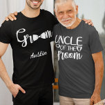 T-SHIRT ONCLE DU GROUPE<br><div class="desc">Le marié pourrait avoir un cousin qui voudra montrer sa stature au jour du mariage de son cousin. Texte dit ONCLE du GROOM. Le même texte et la même couleur se répètent sur le dos de ce t-shirt. Le texte est une image qui permet de modifier la couleur à n'importe...</div>