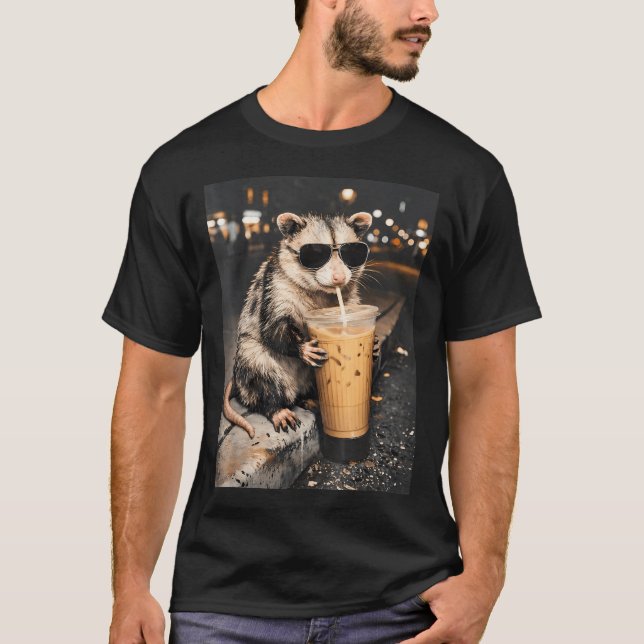 T-shirt Opossum Buvant du Café Glacé Drôle d'Animal (Devant)