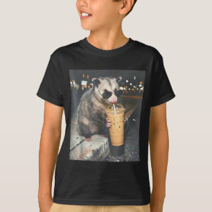 T-shirt Opossum buvant un café glacé mème animal drôle