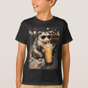 T-shirt Opossum buvant un café glacé Mème d'animal drôle p