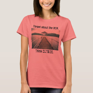 T-shirt Oubliez la boîte. Pensez à l'extérieur. Lac avec q