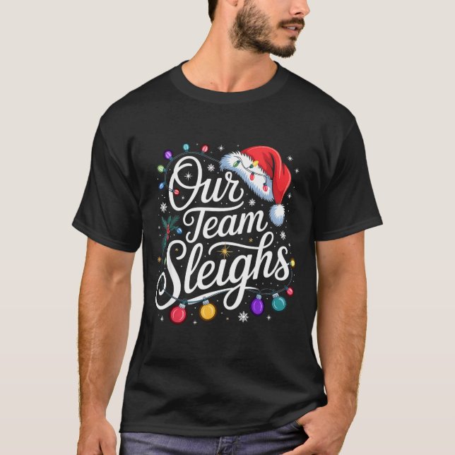 T-shirt Our Team Sleighs Christmas Lights Red Santa Hat Xm (Devant)