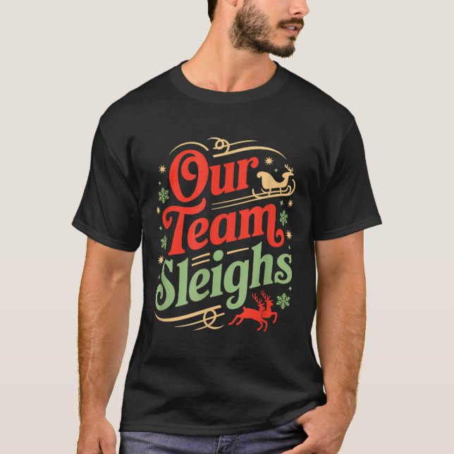 T-shirt Our Team Sleighs Christmas Reindeers Santa's Worke (Devant)