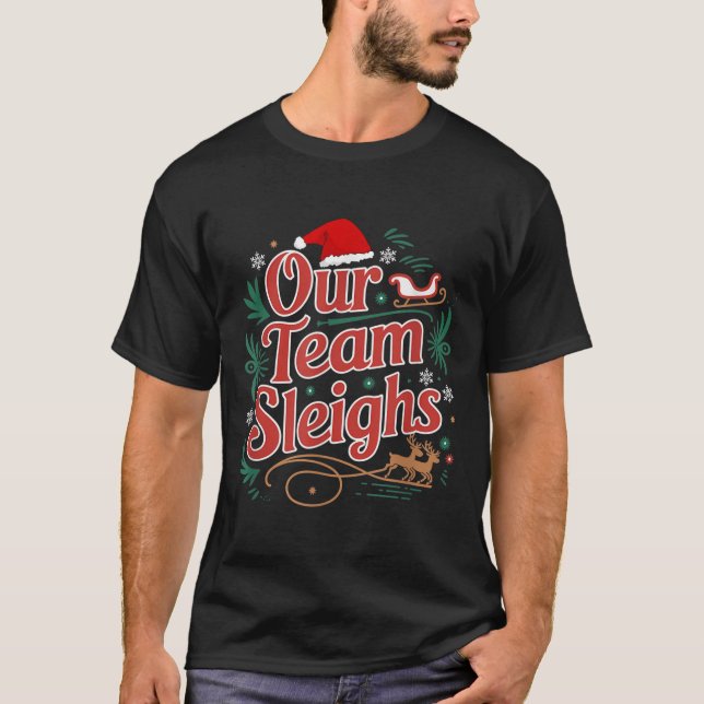 T-shirt Our Team Sleighs Christmas Reindeers Santa's Worke (Devant)