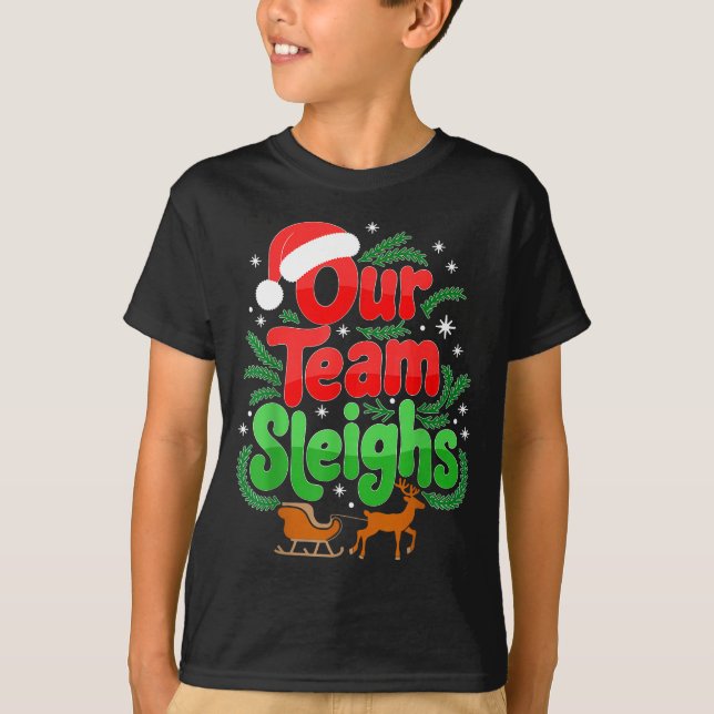 T-shirt Our Team Sleighs Christmas Reindeers Santa's Worke (Devant)