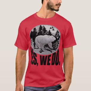 T-shirt Ours Se Promenant À Travers La Forêt De Pins Et Lé
