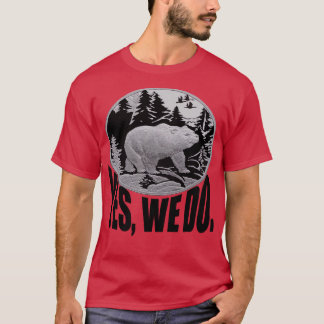 T-shirt Ours Se Promenant À Travers La Forêt De Pins Et Lé