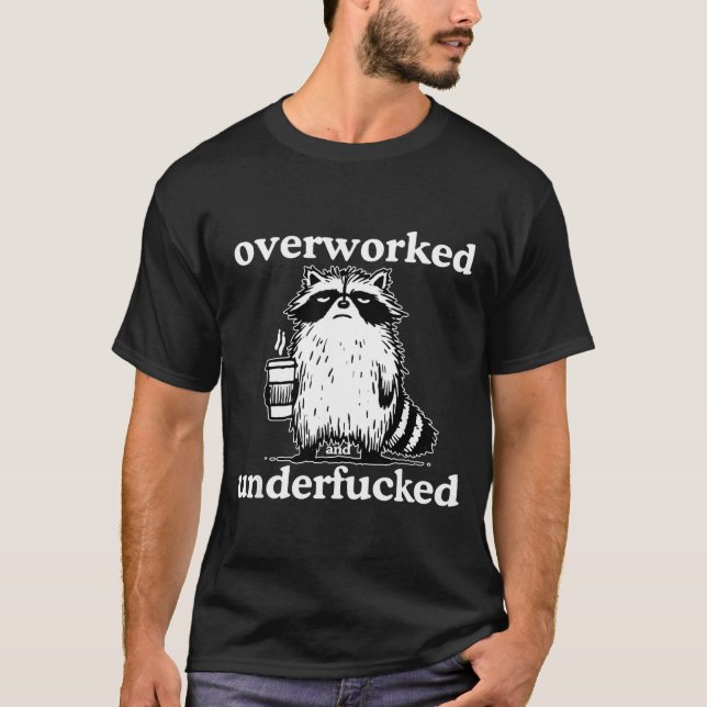 T-shirt Overworked And Underfored Funny Raccoon Coffee Say (Devant)
