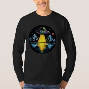 T-shirt OVNI rétro dans les montagnes Reflétant dans l'eau