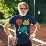 T-shirt Padel Tennis Rackets et Balls Collage Graphique<br><div class="desc">Ce tee graphique présente des illustrations de style réaliste de raquettes de padel de tennis dans des tons de terre cuite,  d'or et de turquoise ainsi que quelques balles de tennis jaunes.</div>