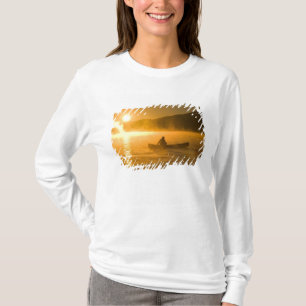 T-shirt Pagaie dans la baie de Lily au lever du soleil, la