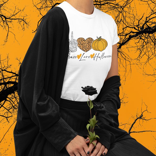 T-shirt Paix Amour Halloween (Love Halloween? Spread the love with this cute Peace, Love, Halloween tee.)