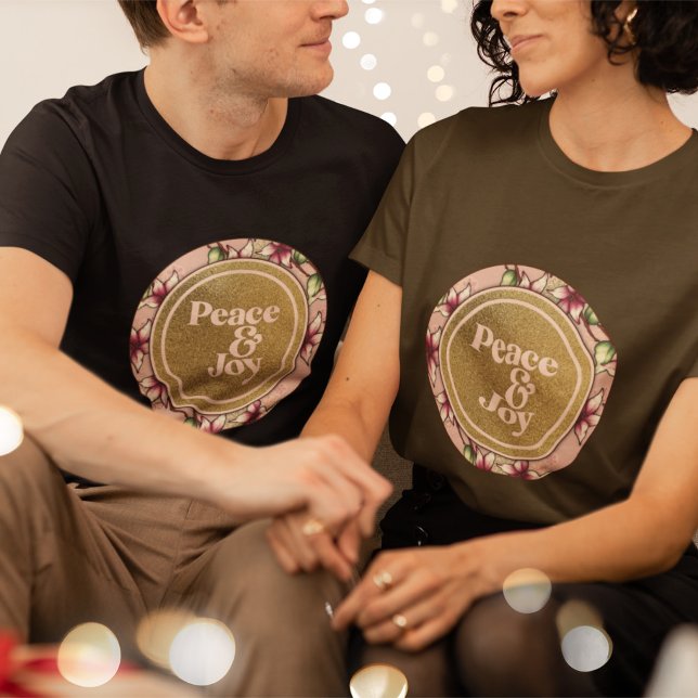 T-shirt Paix et joie Noël rose et or (Peace and Joy Pink and Gold Christmas Dark-Colored T-Shirts.)