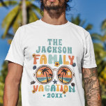 T-shirt Palmiers rétro lunettes de soleil super vacances e<br><div class="desc">Préparez-vous à chanter en style avec ce t-shirt de vacances personnalisable en famille! Embrassez les vibes ensoleillées avec une illustration de lunettes de soleil vibrantes, accompagnée de palmiers balançants. La légende "vacances en famille" apparaît dans une police rétro colorée, ajoutant une touche de nostalgie à votre escapade. Personnalisez-le avec votre...</div>