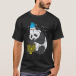 T-shirt Panda Menorah Cute Hanoukka Chanukah Ours A<br><div class="desc">Prenez ce T-shirt juif Panda Menorah comme cadeau Hanoukka 2020 pour votre ami juif ou membre de la famille. Passez votre rêve pendant 8 nuits en portant cette vilaine tenue de Noël juive Chanukah Pyjama Hébreu et ayez un heureux Hannukah!</div>