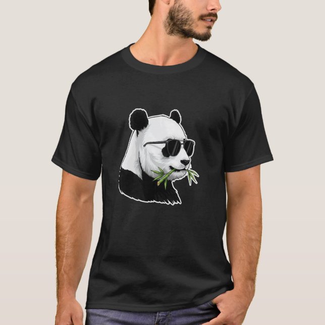 T-shirt Panda portant des lunettes de soleil mangeant du b (Devant)
