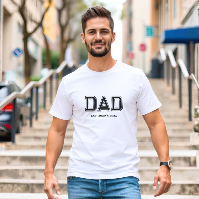 T-shirt Papa a établi une typographie blanche simple moder (Dad Established years design with popular block college style lettering - fully personalizable)