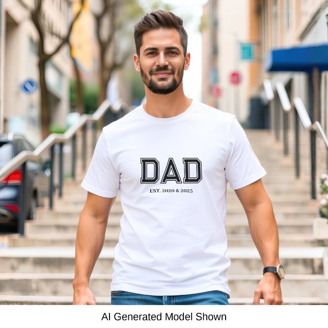 T-shirt Papa a établi une typographie blanche simple moder (Dad Established with years design in popular block college style lettering - fully personalizable)