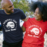 T-shirt Papa de baseball personnalisé maman avec nom et nu<br><div class="desc">Préparez-vous à la journée de jeu avec ce t-shirt de baseball sur mesure, parfait pour les mamans, les papas, les amateurs de baseball, de softball ou de tee-ball ! Ce tee-shirt peut être personnalisé avec votre nom, numéro ou nom d'équipe pour une touche unique. Fabriquée avec un tissu doux et...</div>