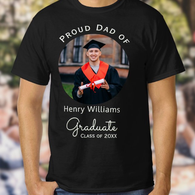T-shirt Papa de Graduate Moderne Jour de Graduation Photo  (A t-shirt for the proud dad of the graduate, with custom photo, graduate's name and 'class of' year)