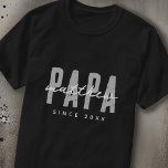 T-shirt Papa Depuis 20XX Moderne Élégant Simple<br><div class="desc">Ce design simple et moderne est composé de la typographie de san serif.</div>