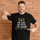 T-shirt Papa Homme Mythe Légende Café Addict Drôle<br><div class="desc">Papa Homme Mythe Légende Café Addict Drôle T-shirt Fête des pères. T-shirt de Fête des pères drôle avec une citation humoristique ' Papa,  l'Homme,  le Mythe,  la Légende,  le Coffee Addict '. Le texte est dans une typographie moderne et audacieuse.</div>