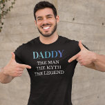 T-shirt Papa L'Homme Le Mythe La Légende<br><div class="desc">Fête des pères populaire T-Shirt avec le mot "papa" dans une police typographique dégradé bleu,  et le cool disant "l'homme,  le mythe,  la légende".</div>