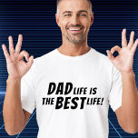 T-shirt Papa Life est la meilleure vie Citation père<br><div class="desc">Papa Life est la meilleure vie Père Citation T-Shirt. Ce t-shirt est le cadeau parfait pour tout papa qui sait qu'être père est la meilleure chose qui lui soit arrivée. Le design comporte la citation "La vie papa est la meilleure vie" en lettres en gras qui fera sourire n'importe quel...</div>