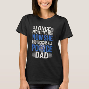 T-shirt Papa Policier La Protégeait Maintenant Elle Nous P