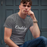 T-shirt Papa | Script moderne Fête des pères de noms d'enf<br><div class="desc">Simple et élégant Daddy vous propose des citations d'art design dans une typographie manuscrite contemporaine dans un style minimaliste moderne qui peut être facilement personnalisé avec votre nom d'enfant ou message personnel. Le cadeau parfait pour votre père spécial pour son anniversaire, sa fête des pères ou juste parce qu'il roche!...</div>