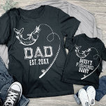 T-shirt Papa's Fishing Buddy Fish Matching Son Papa<br><div class="desc">Poteau de pêche avec un poisson avec une citation personnalisable "copain de pêcheur de papa",  en polices de caractères manly en détresse pour un enfant et père assorties chemises.</div>