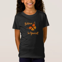 Papillon brillant de monarque orange et noir