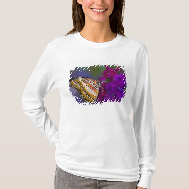 T-shirt Papillon tropical sur fleurs violettes (Devant)