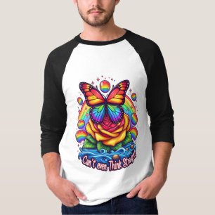 T-shirt Papillon vibrant perché sur un Rose coloré