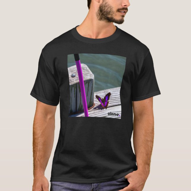 T-shirt Papillon Violet sur une Jetée de Pêche (Devant)