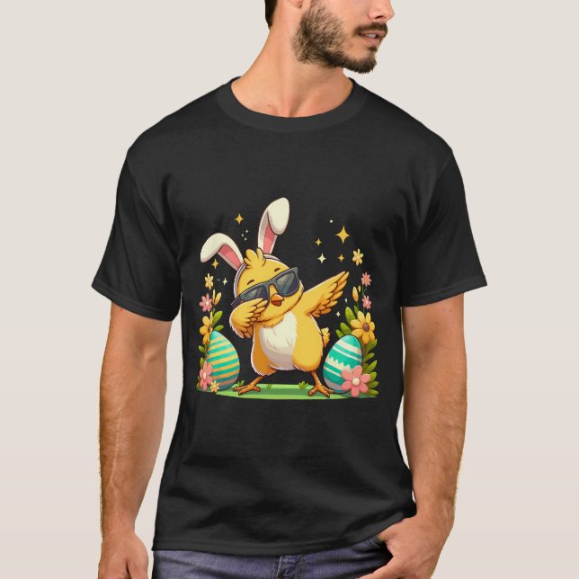 T-shirt Pâques de poulet déguisé en lapin cachant des oeuf (Devant)
