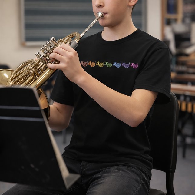 T-shirt Parade de cors d'harmonie arc-en-ciel (A tshirt with a lineup of rainbow french horns.)