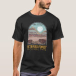 T-shirt Parc national de la Forêt Petrifiée Emblem Vintage<br><div class="desc">Conception de l'illustration vectorielle Petrified Forest. Le parc est situé dans le nord-est de l'Arizona et possède de grands gisements de bois pétrifié.</div>