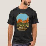 T-shirt Parc national des Arches Utah Broken Arch Trail Re<br><div class="desc">Arches conception vectorielle de Broken Arch dans la piste Broken Arch de Sand Dune Arch de la tête de remorque. Le parc se trouve au nord de Moab dans l'État de l'Utah. Bordé par le fleuve Colorado, dans le sud-est, il est connu comme le site de plus de 2 000...</div>
